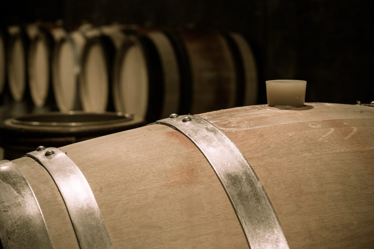 Top-range vintage ageing in oak barrel